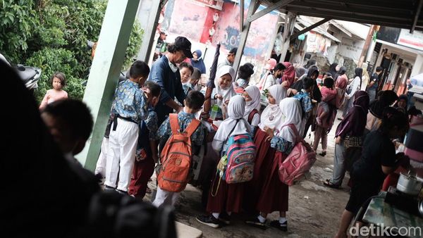 Penjual Jajanan Kembali Menjamur Saat PTM Digelar Lagi