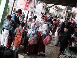 Penjual Jajanan Kembali Menjamur Saat PTM Digelar Lagi