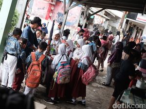Penjual Jajanan Kembali Menjamur Saat PTM Digelar Lagi Penjual Jajanan Kembali Menjamur Saat PTM Digelar Lagi
