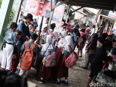 Penjual Jajanan Kembali Menjamur Saat PTM Digelar Lagi