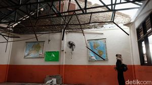 PTM Kembali Digelar, Atap SDN Pancoranmas 3 Depok Masih Ambruk