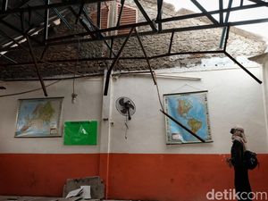 PTM Kembali Digelar, Atap SDN Pancoranmas 3 Depok Masih Ambruk