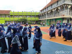 Snapshot: Antusias Siswa Kembali Sekolah Usai Libur Lebaran 2022