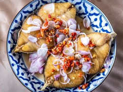 Resep Ikan Goreng Saus Bawang Merah Cabe ala Thai untuk Lauk Nasi
