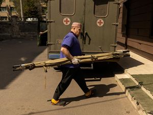 Kesibukan Rumah Sakit Kecil dengan Beban Sangat Besar di Ukraina