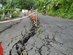 Kondisi Tanah Retak di Kab Blitar Makin Parah, Separuh Badan Jalan Ambles