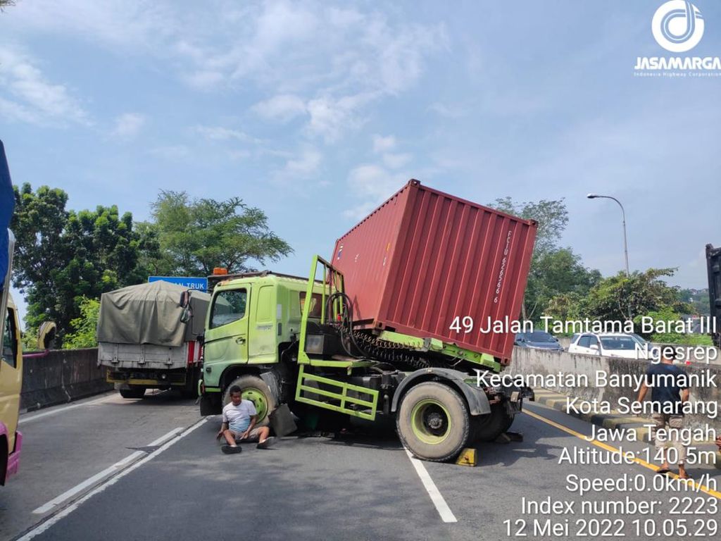 Truk Terguling di Tol Semarang ABC, Jalan Arteri Banyumanik Sempat Macet