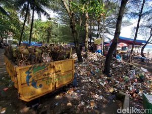 Kaco! Sampah Menggunung di Pantai Citepus Istana Presiden