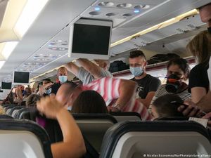 Uni Eropa Cabut Wajib Masker untuk Perjalanan Udara Pekan Depan