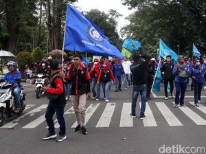 Harga BBM Naik, Pemprov Jabar Khawatir Buruh Tuntut Kenaikan Gaji Harga BBM Naik, Pemprov Jabar Khawatir Buruh Tuntut Kenaikan Gaji