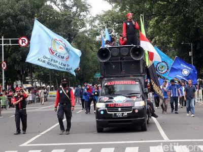 Usung 6 Tuntutan, Buruh Geruduk Gedung Sate