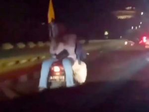 Viral Ukhti Naik Motor Hadap Belakang sambil Main HP, Polisi Bertindak