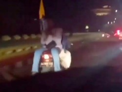 Viral Ukhti Naik Motor Hadap Belakang sambil Main HP, Polisi Bertindak