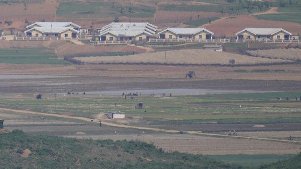 Foto-foto Korut yang Lockdown Nasional Gegara Kasus Pertama COVID-19