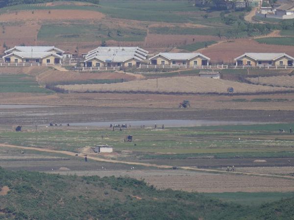 Foto-foto Korut yang Lockdown Nasional Gegara Kasus Pertama COVID-19