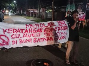 Warga Tolak Gubernur Sulsel ke Lutim, Kecewa Jalan Rusak Tak Difasilitasi Warga Tolak Gubernur Sulsel ke Lutim, Kecewa Jalan Rusak Tak Difasilitasi