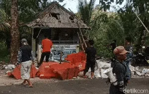 Rusak Pos Retribusi Ujunggenteng, Warga: Mahal tapi Minim Kontribusi