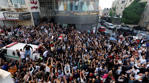 Warga Palestina Tumpah Ruah Antarkan Jenazah Jurnalis Al Jazeera