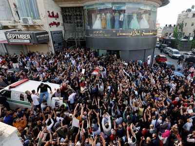 Warga Palestina Tumpah Ruah Antarkan Jenazah Jurnalis Al Jazeera