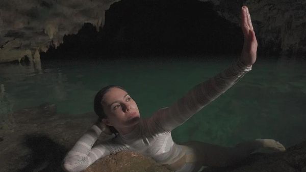 Wulan Guritno Mendaki Gunung Lewati Lembah, Lalu Berendam di Laut