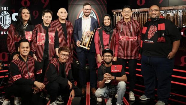 Legenda AC Milan Daniele Massaro dan Franco Baresi puji angklung Indonesia.