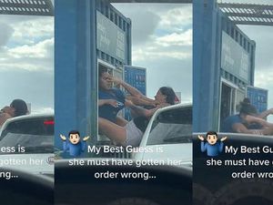 Diduga Akibat Salah Pesanan, Pegawai Resto dan Pelanggan Ini Adu Jotos Diduga Akibat Salah Pesanan, Pegawai Resto dan Pelanggan Ini Adu Jotos