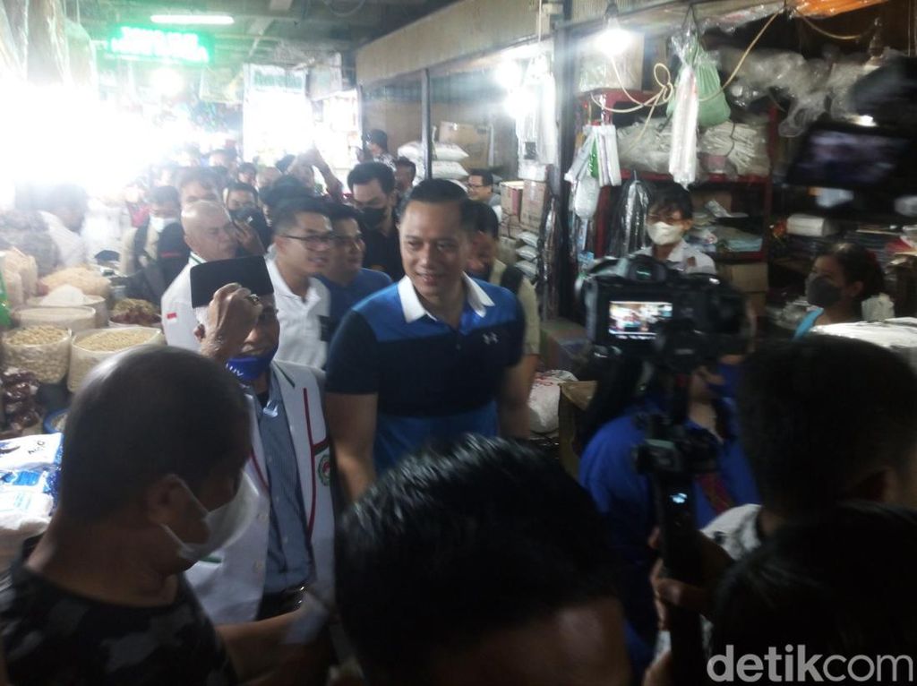 Blusukan ke Pusat Pasar Medan, AHY Beli Kue Sus Blusukan ke Pusat Pasar Medan, AHY Beli Kue Sus