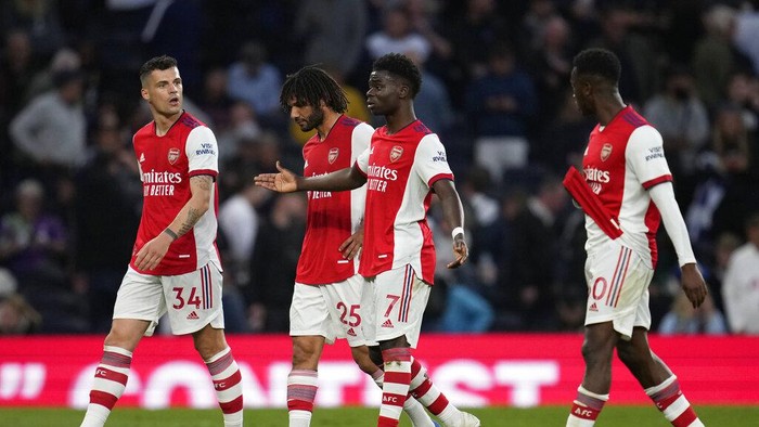 Arsenal players leave the pitch for the halftime during the English Premier League soccer match between Tottenham Hotspur and Arsenal at Tottenham Hotspur stadium in London, England, Thursday, May 12, 2022. (AP Photo/Matt Dunham)