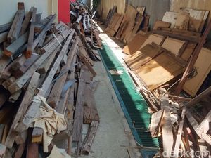 Bekas Bongkaran Proyek DPRD Klaten Mangkrak 2 Tahun Bikin Kumuh