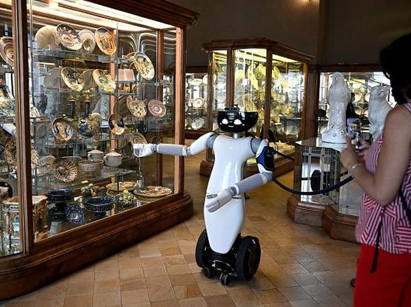 Canggih! Robot 5G Jadi Pemandu Museum di Italia Lho