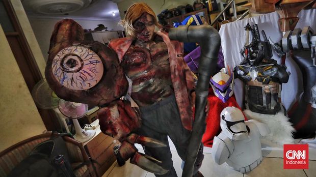 Cosplayer Rikku Tachibana berdandan di workshop Gondrong-Gondrong Cosplay. Jakarta, Jumat, 13 Mei 2022. (CNN Indonesia/Adhi Wicaksono)