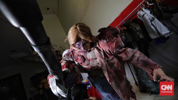 Cosplayer Rikku Tachibana berdandan di workshop Gondrong-Gondrong Cosplay. Jakarta, Jumat, 13 Mei 2022. (CNN Indonesia/Adhi Wicaksono)