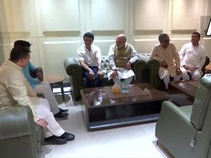 Duh! Foto Istri Pejabat Layani Tamu Penting Saat Makan Malam Bikin Netizen Geram