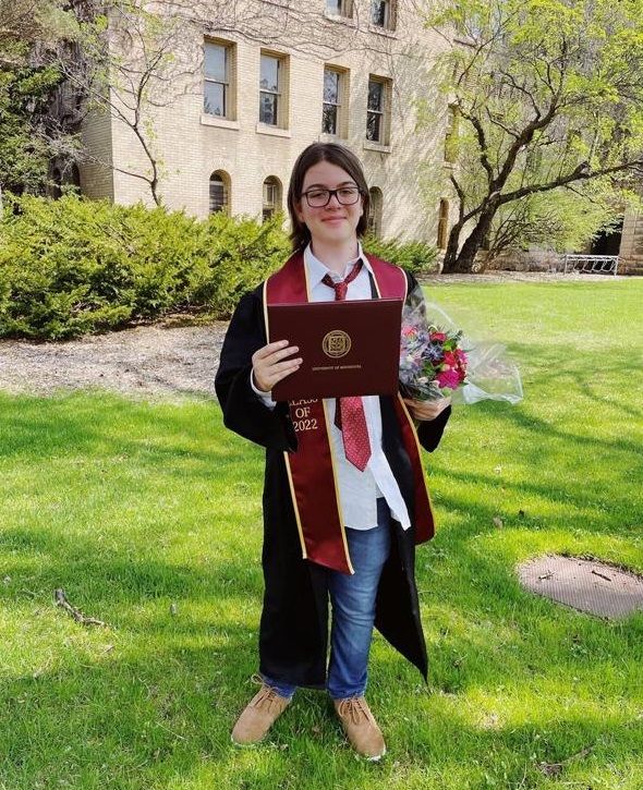 Elliot berhasil lulus dari University of Minnesota dengan gelar sarjana dalam fisika di usia 13 tahun