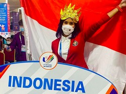 Gaya Emilia Nova Bawa Bendera RI di Sea Games, Cantik Berkardigan Logo Garuda