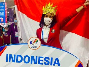 Gaya Emilia Nova Bawa Bendera RI di Sea Games, Cantik Berkardigan Logo Garuda Gaya Emilia Nova Bawa Bendera RI di Sea Games, Cantik Berkardigan Logo Garuda