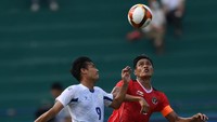 Filipina berusaha menekan Indonesia di awal laga. Namun, lini belakang Garuda Muda tampil disiplin.