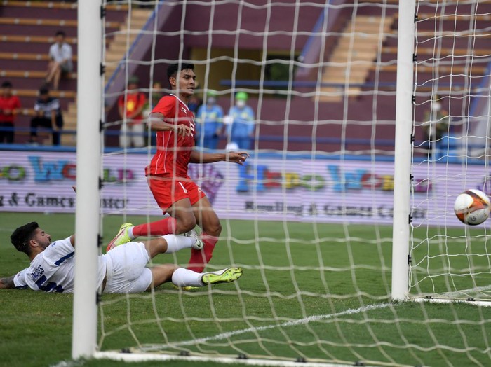 Pesepak bola Timnas Indonesia Egy Maulana Vikri (kedua  kiri) melakukan selebrasi bersama rekannya usai mencetak gol ke gawang Filipina dalam laga lanjutan Grup A Sepak Bola SEA Games 2021 Vietnam di Stadion Viet Tri, Phu Tho, Vietnam, Jumat (13/5/2022).  Indonesa menang atas Filipina dengan skor 4-0. ANTARA FOTO/Zabur Karuru/YU
