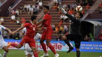 Bola tendangan bebas kiriman Syahrian Abimanyu dari sisi kanan bisa ditanduk Rizky. Skor berubah 2-0 untuk Indonesia di menit ke-44. 