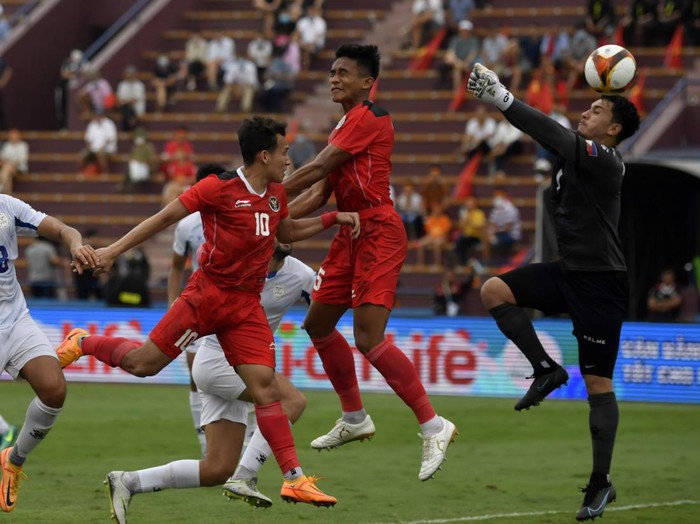 Pesepak bola Timnas Indonesia Egy Maulana Vikri (kedua  kiri) melakukan selebrasi bersama rekannya usai mencetak gol ke gawang Filipina dalam laga lanjutan Grup A Sepak Bola SEA Games 2021 Vietnam di Stadion Viet Tri, Phu Tho, Vietnam, Jumat (13/5/2022).  Indonesa menang atas Filipina dengan skor 4-0. ANTARA FOTO/Zabur Karuru/YU
