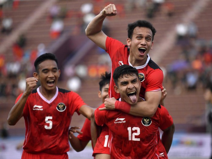 Pesepak bola Timnas Indonesia Egy Maulana Vikri (kedua  kiri) melakukan selebrasi bersama rekannya usai mencetak gol ke gawang Filipina dalam laga lanjutan Grup A Sepak Bola SEA Games 2021 Vietnam di Stadion Viet Tri, Phu Tho, Vietnam, Jumat (13/5/2022).  Indonesa menang atas Filipina dengan skor 4-0. ANTARA FOTO/Zabur Karuru/YU