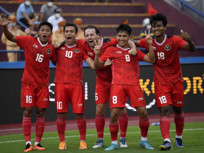Pesepak bola Timnas Indonesia Egy Maulana Vikri (kedua  kiri) melakukan selebrasi bersama rekannya usai mencetak gol ke gawang Filipina dalam laga lanjutan Grup A Sepak Bola SEA Games 2021 Vietnam di Stadion Viet Tri, Phu Tho, Vietnam, Jumat (13/5/2022).  Indonesa menang atas Filipina dengan skor 4-0. ANTARA FOTO/Zabur Karuru/YU