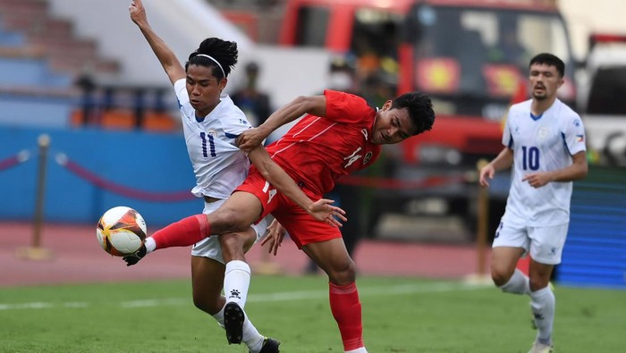 Garuda Muda Bantai Filipina 4-0 Pesepak bola Timnas Indonesia Egy Maulana Vikri (kedua kiri) melakukan selebrasi bersama rekannya usai mencetak gol ke gawang Filipina dalam laga lanjutan Grup A Sepak Bola SEA Games 2021 Vietnam di Stadion Viet Tri, Phu Tho, Vietnam, Jumat (13/5/2022). Indonesa menang atas Filipina dengan skor 4-0. ANTARA FOTO/Zabur Karuru/YU