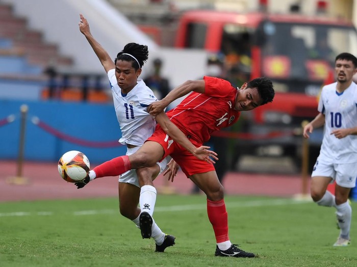 Pesepak bola Timnas Indonesia Egy Maulana Vikri (kedua  kiri) melakukan selebrasi bersama rekannya usai mencetak gol ke gawang Filipina dalam laga lanjutan Grup A Sepak Bola SEA Games 2021 Vietnam di Stadion Viet Tri, Phu Tho, Vietnam, Jumat (13/5/2022).  Indonesa menang atas Filipina dengan skor 4-0. ANTARA FOTO/Zabur Karuru/YU