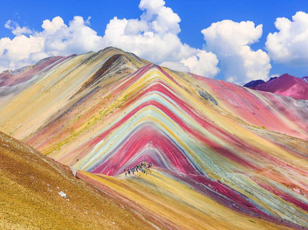 Punya Warna-warna Cantik, Ini Dia Gunung Pelangi di Peru