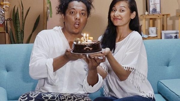 Hamil Anak Pertama, Ini Momen Romantis Indah Permatasari dan Arie Kriting Saat Kulineran