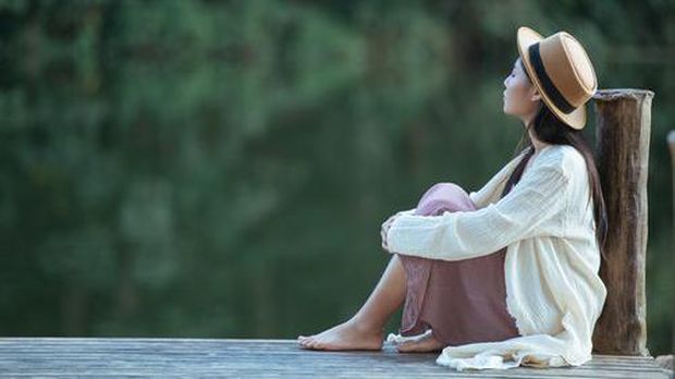 Ilustrasi introvert atau pemalu saat memilih sendiri/ Foto: freepik/ Jcomp