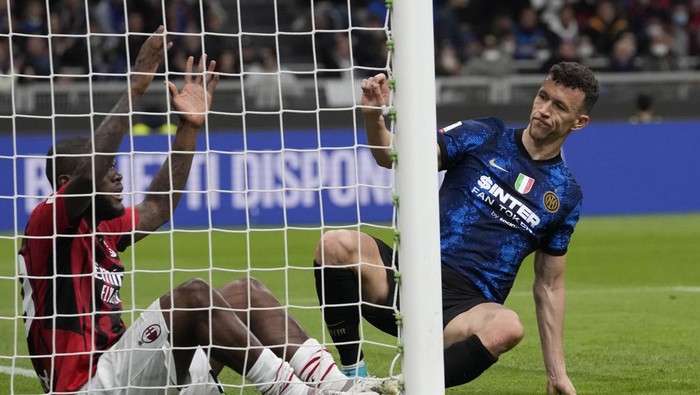 AC Milans Franck Kessie reacts after missing a scoring chance during an Italian Cup semifinal, second leg, soccer match between Inter Milan and AC Milan, at the San Siro stadium, in Milan, Italy, Tuesday, April 19, 2022. (AP Photo/Luca Bruno)