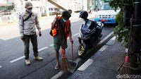 Ngeyel Sih! Warga Tak Bermasker Dihukum Nyapu Jalan