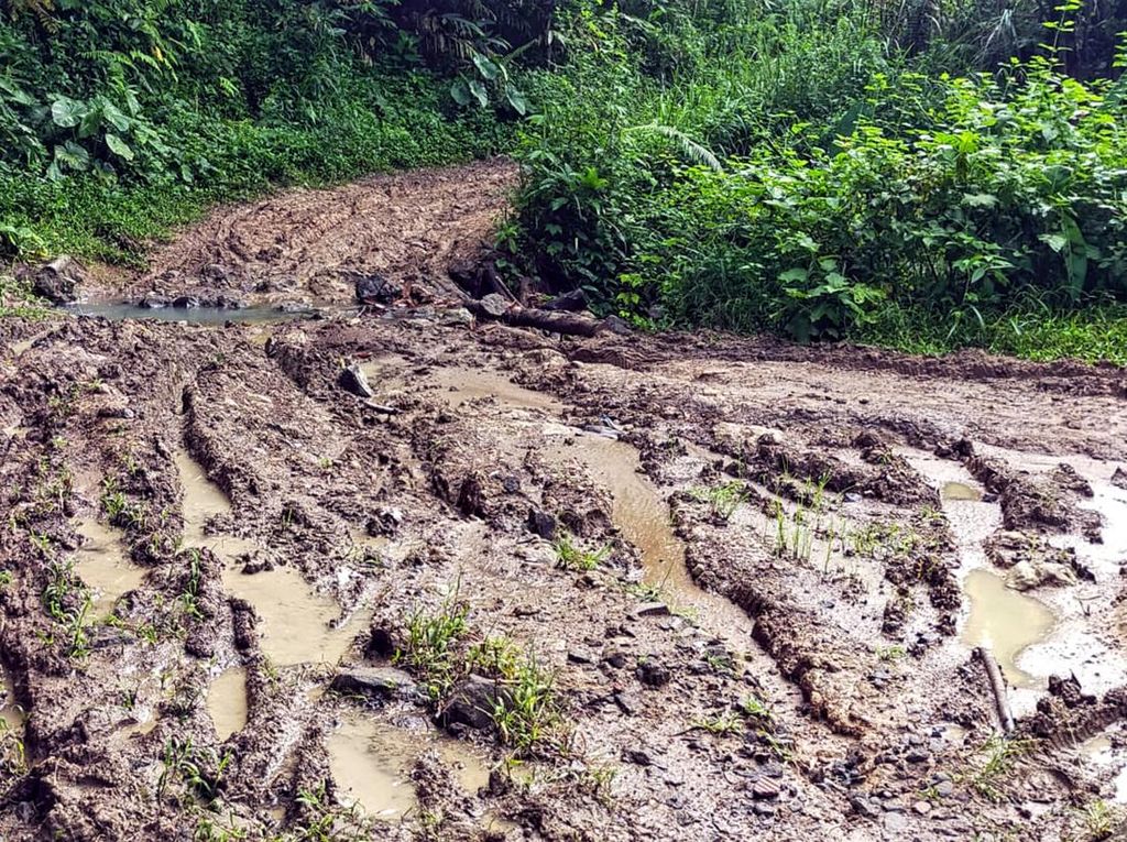 Tolong! Jalan di Dua Desa Tegalbuleud Sukabumi Rusak Lagi